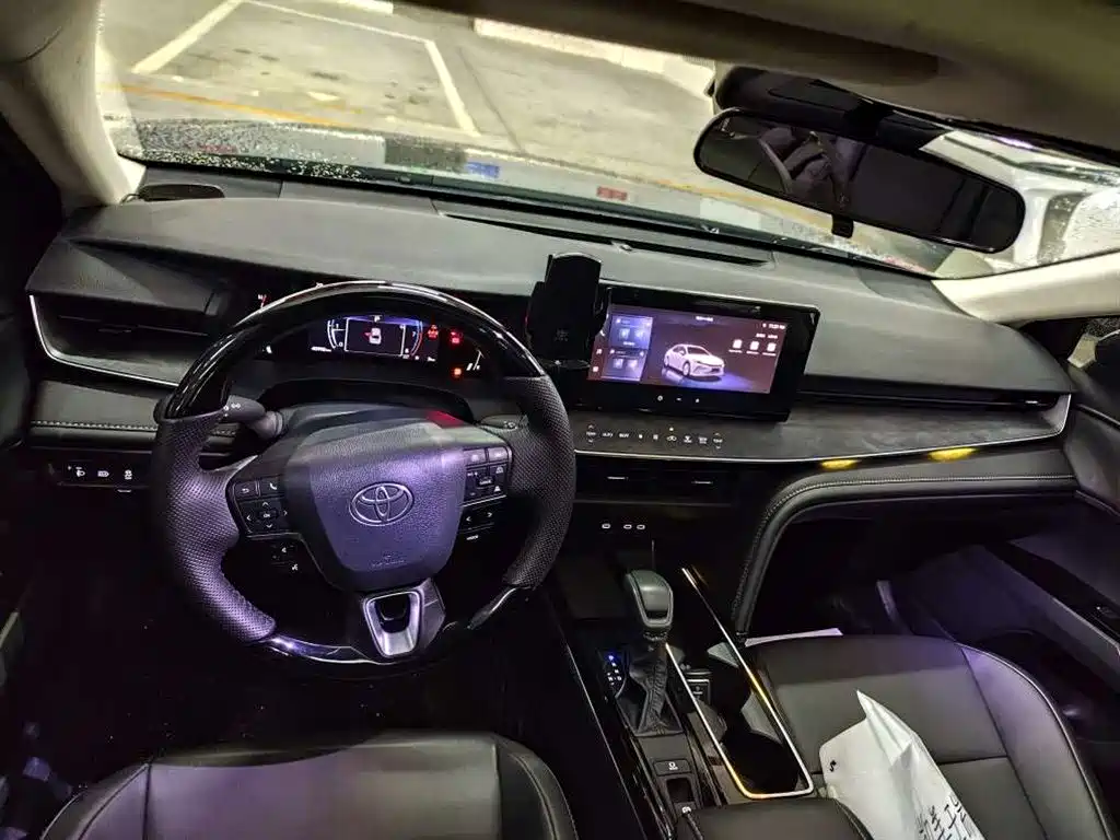 Фото 8 - Toyota Camry