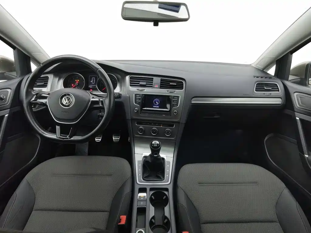 Photo 5 - Volkswagen Golf