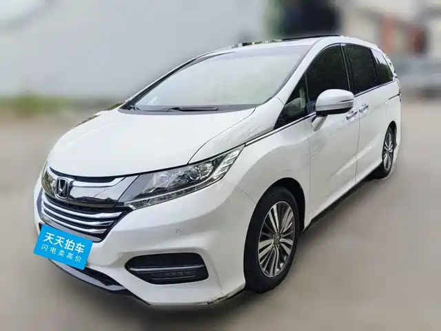 Honda Odyssey 2018 2.4L Luxury Edition — фото 1