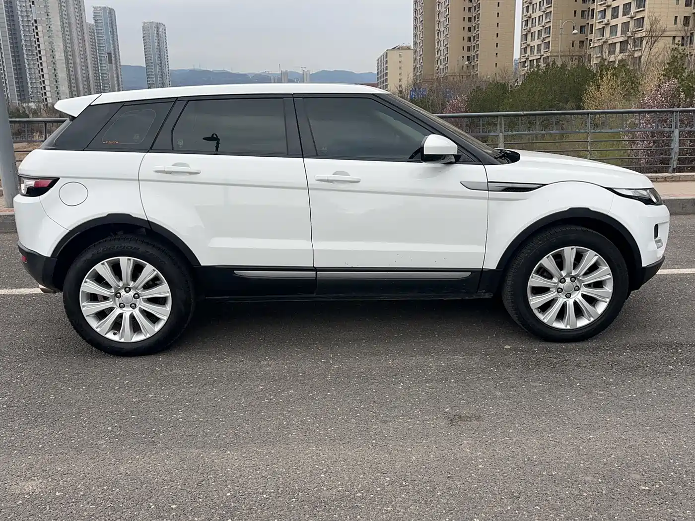 Land Rover Range Rover Evoque 2015 2.0T 5-Door Intelligent Edition фото 6