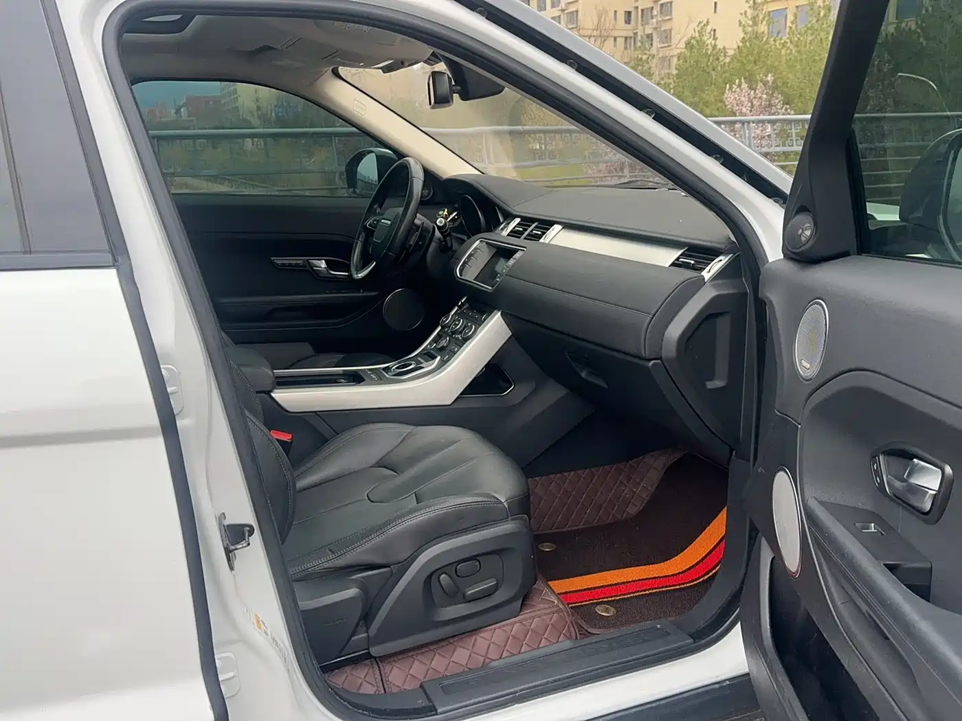 Land Rover Range Rover Evoque 2015 2.0T 5-Door Intelligent Edition фото 26