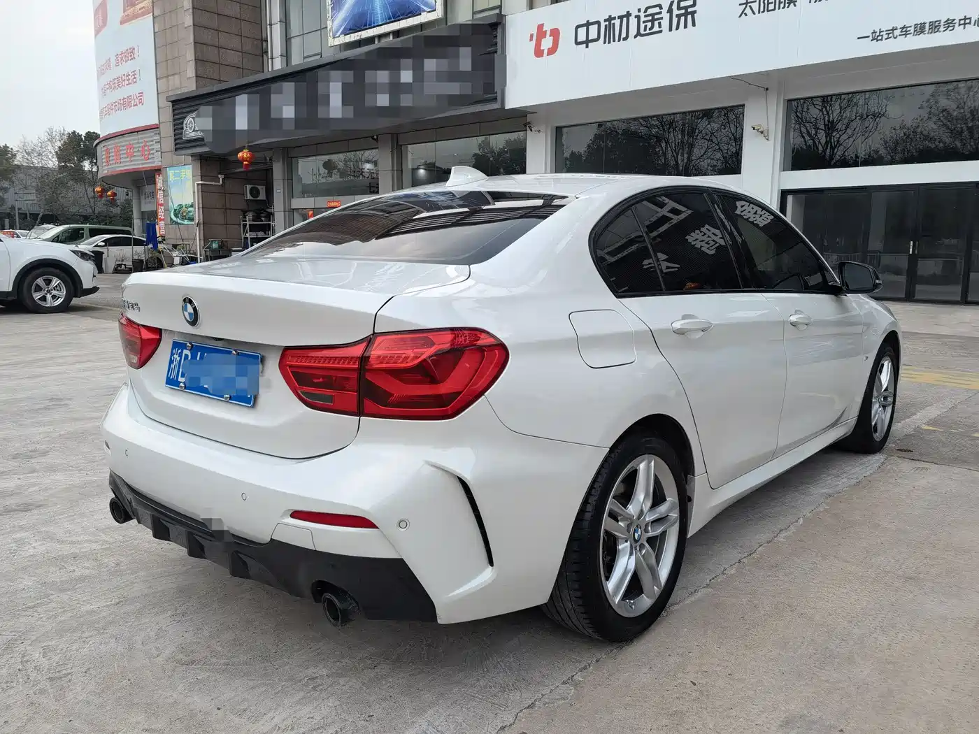 BMW 1 Series 2022 120i M Sport Shadow Edition фото 4