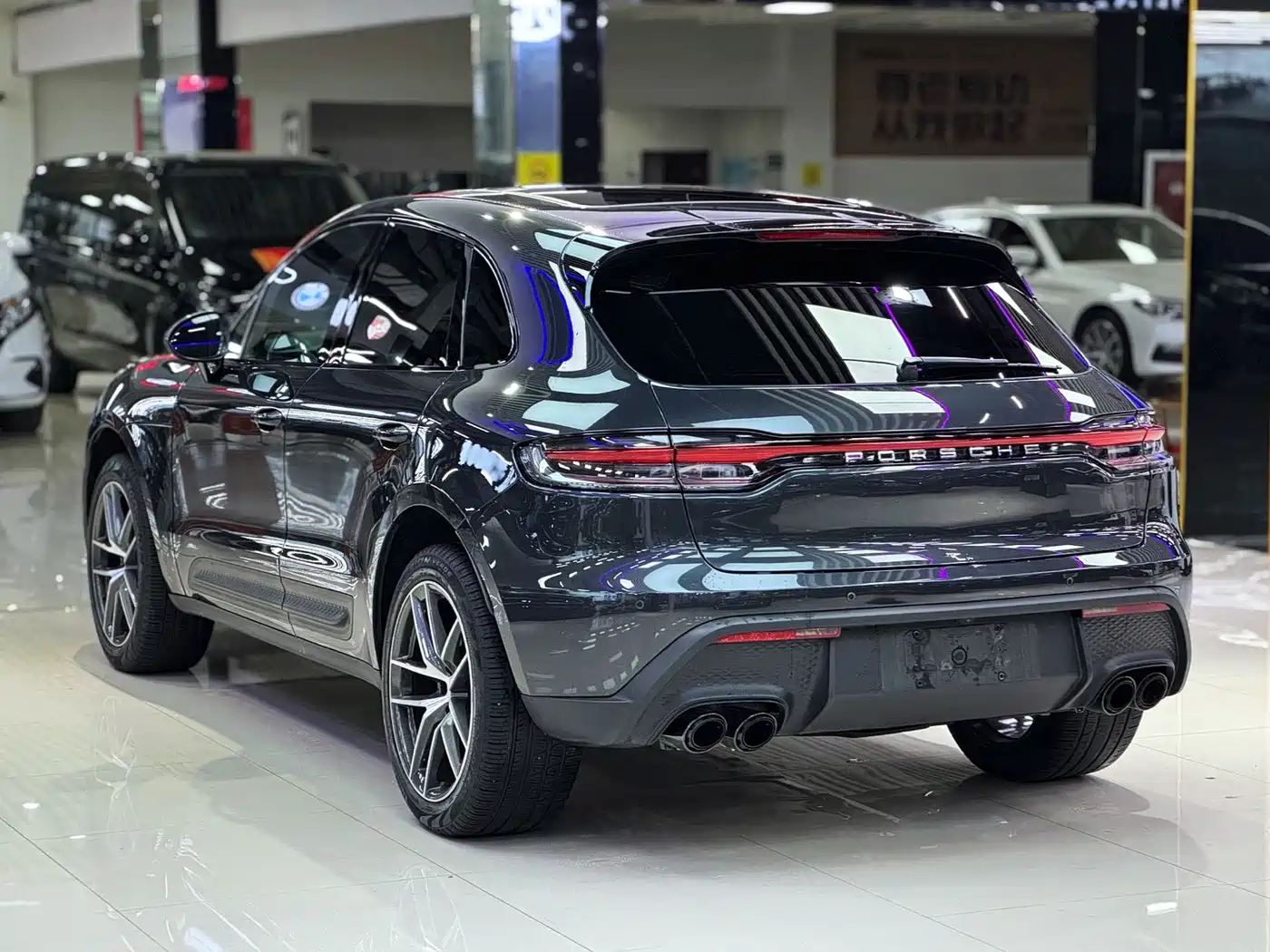 PORSCHE MACAN