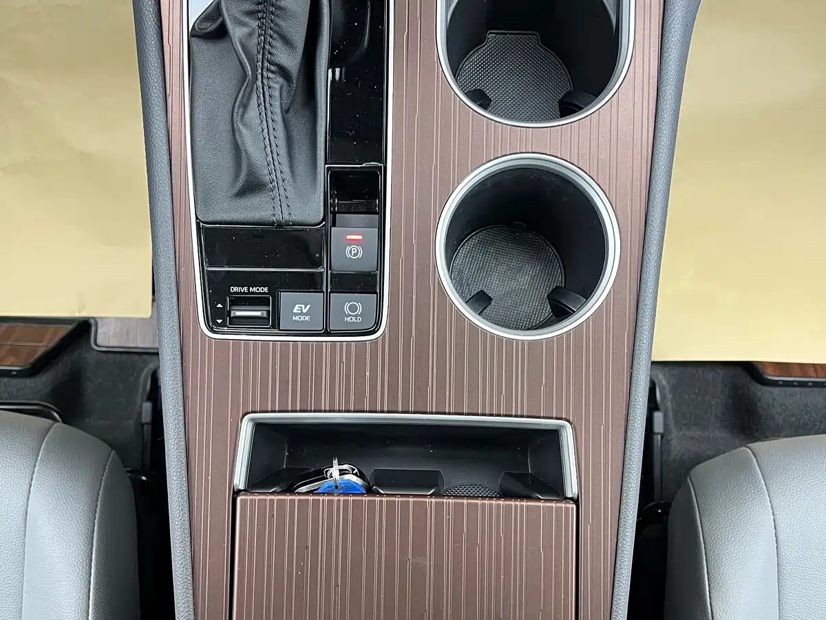 Toyota Granvia 2023 2.5L Hybrid Comfort Edition фото 21
