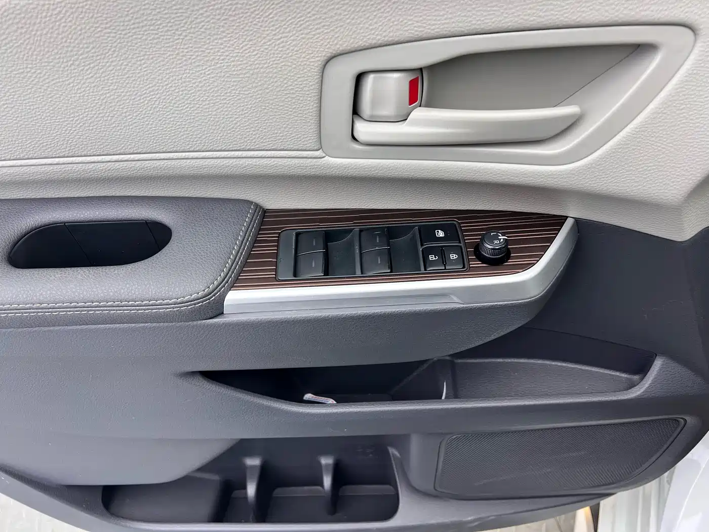 Toyota Granvia 2023 2.5L Hybrid Comfort Edition фото 5