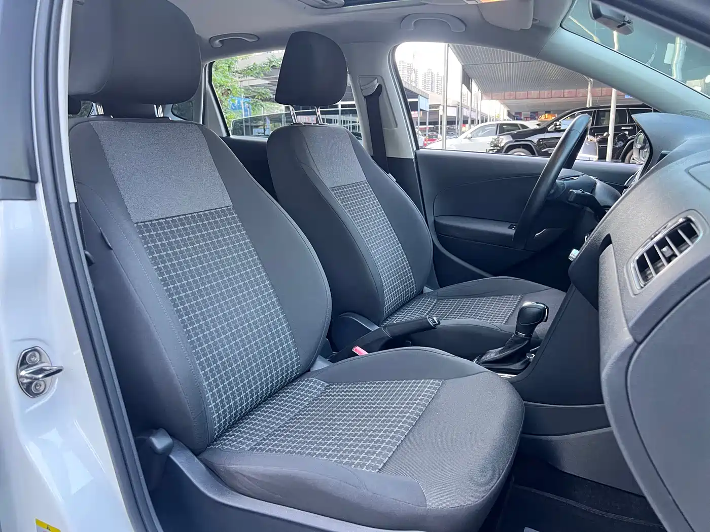 Volkswagen Polo 2016 1.6L Automatic Comfort фото 25