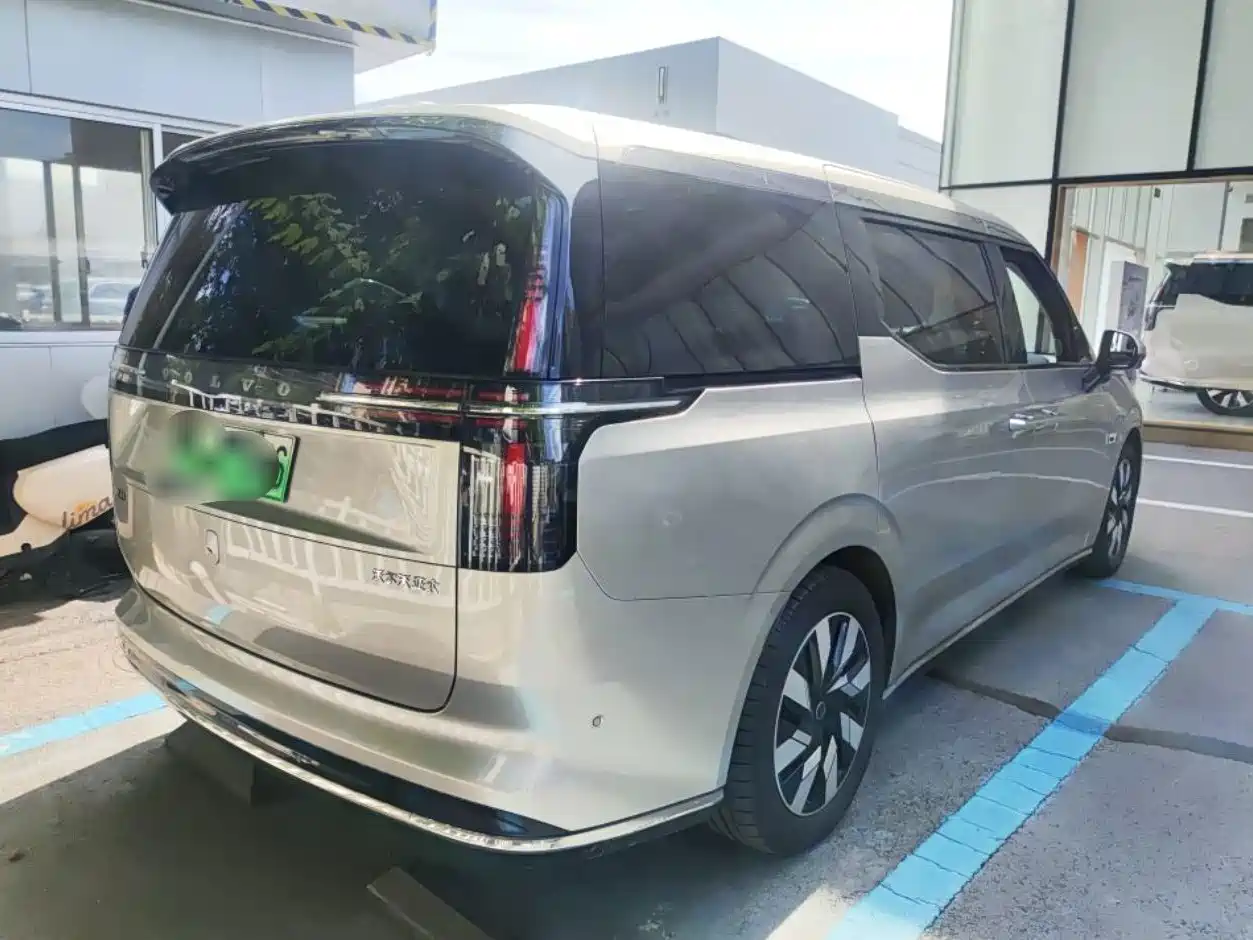 Volvo EM90 2024 2025 Ultra Six-Seater