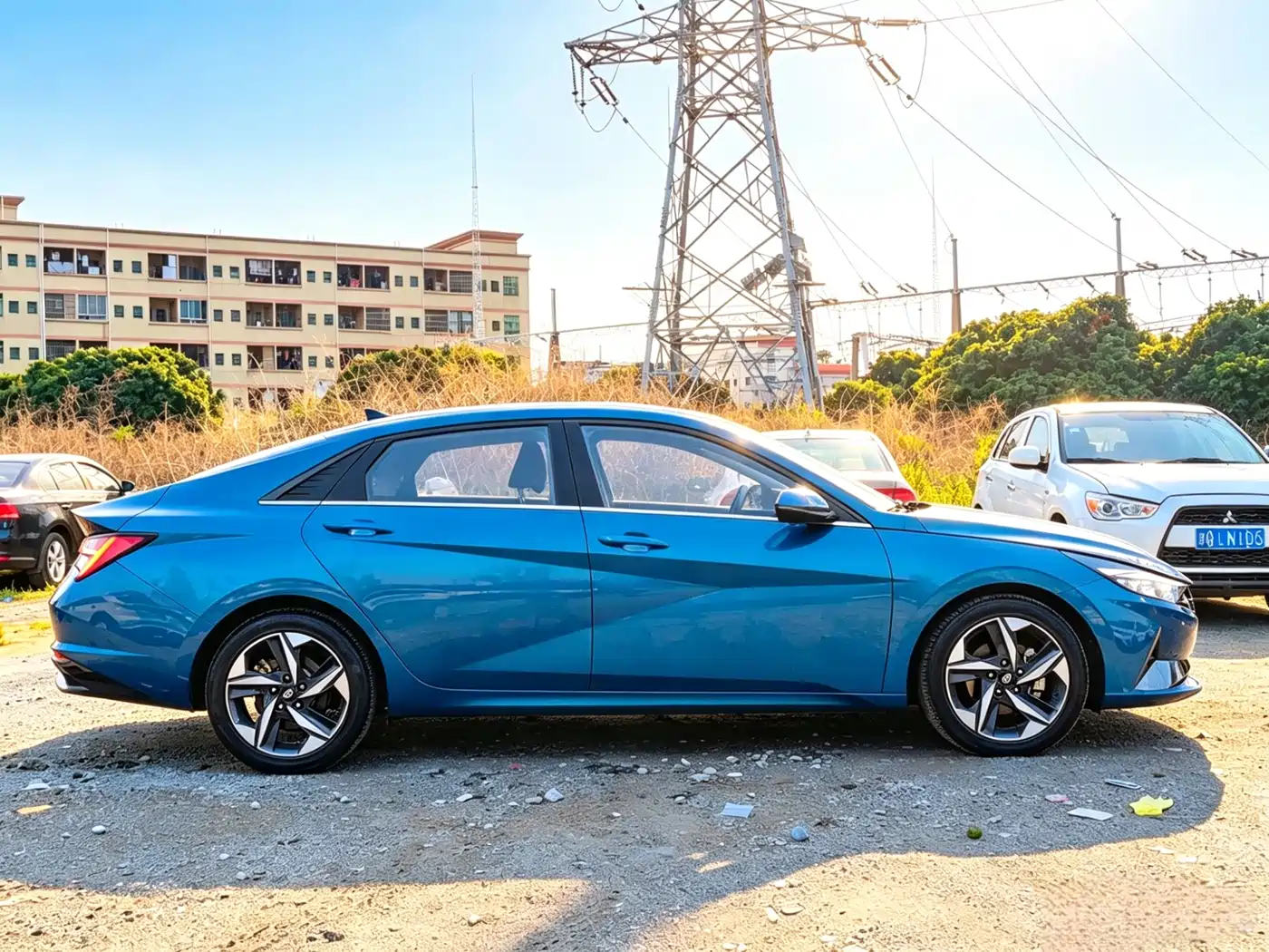 Hyundai Elantra 2022 1.5L CVT LUX Premium Edition фото 4