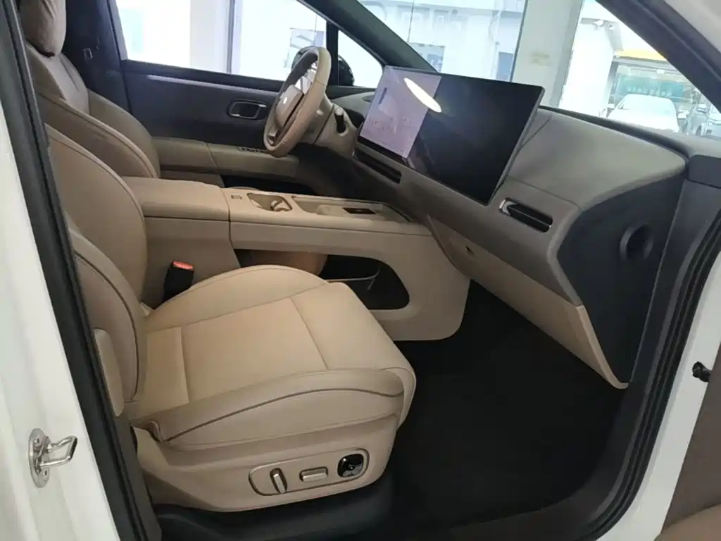 Li Auto i6 2026 2025 2WD Base Model