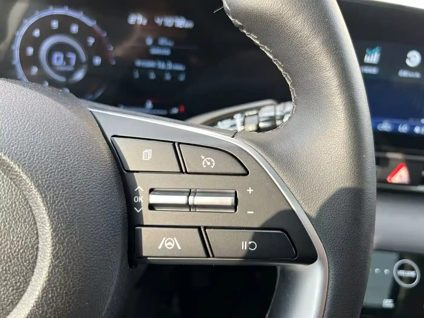 Hyundai Elantra 2023 Model 1.5L CVT LUX Premium Edition фото 18