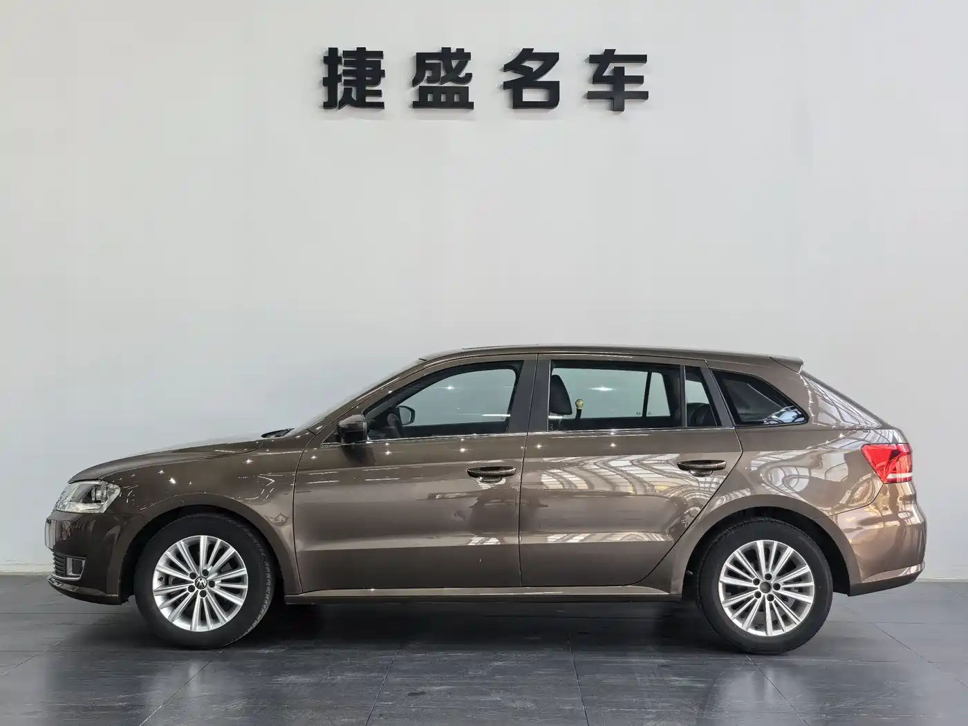 Volkswagen Lavida Tour 2013 1.6L Automatic Comfort фото 3