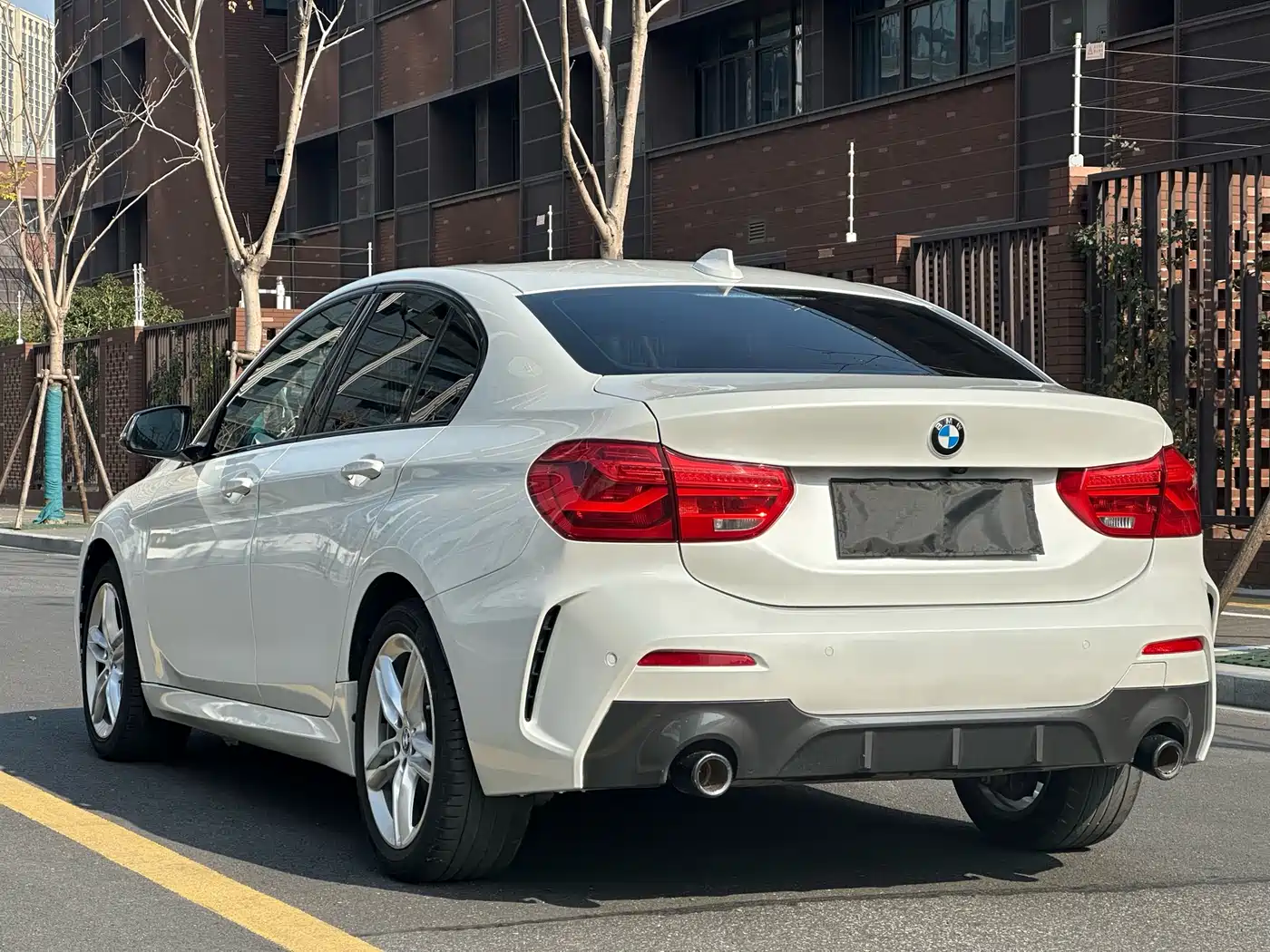 BMW 1 Series 2022 120i M Sport Shadow Edition фото 3