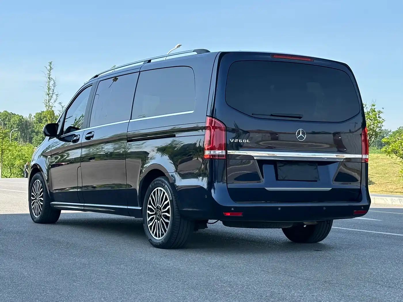 Mercedes-Benz V-Class 2017 Model V 260 L Premium Extended Edition фото 17