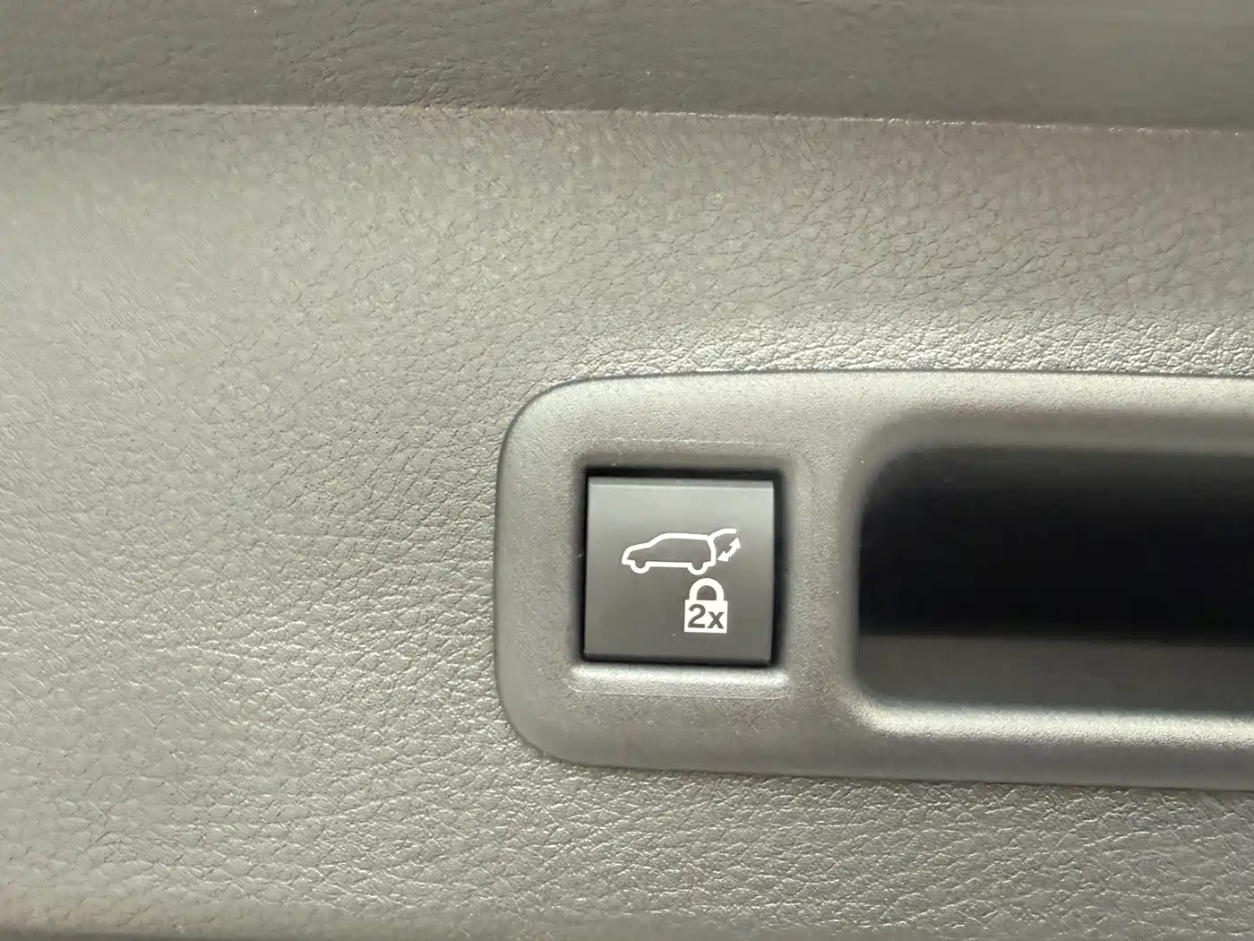 Toyota Sienna 2023 2.5L Hybrid Premium Edition фото 24