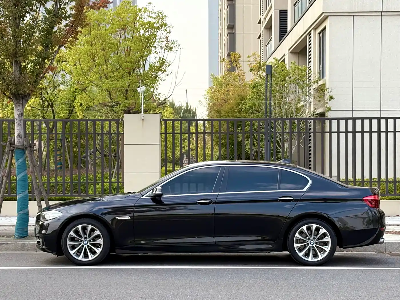 BMW 5 Series 2017 525Li Leading Edition фото 3