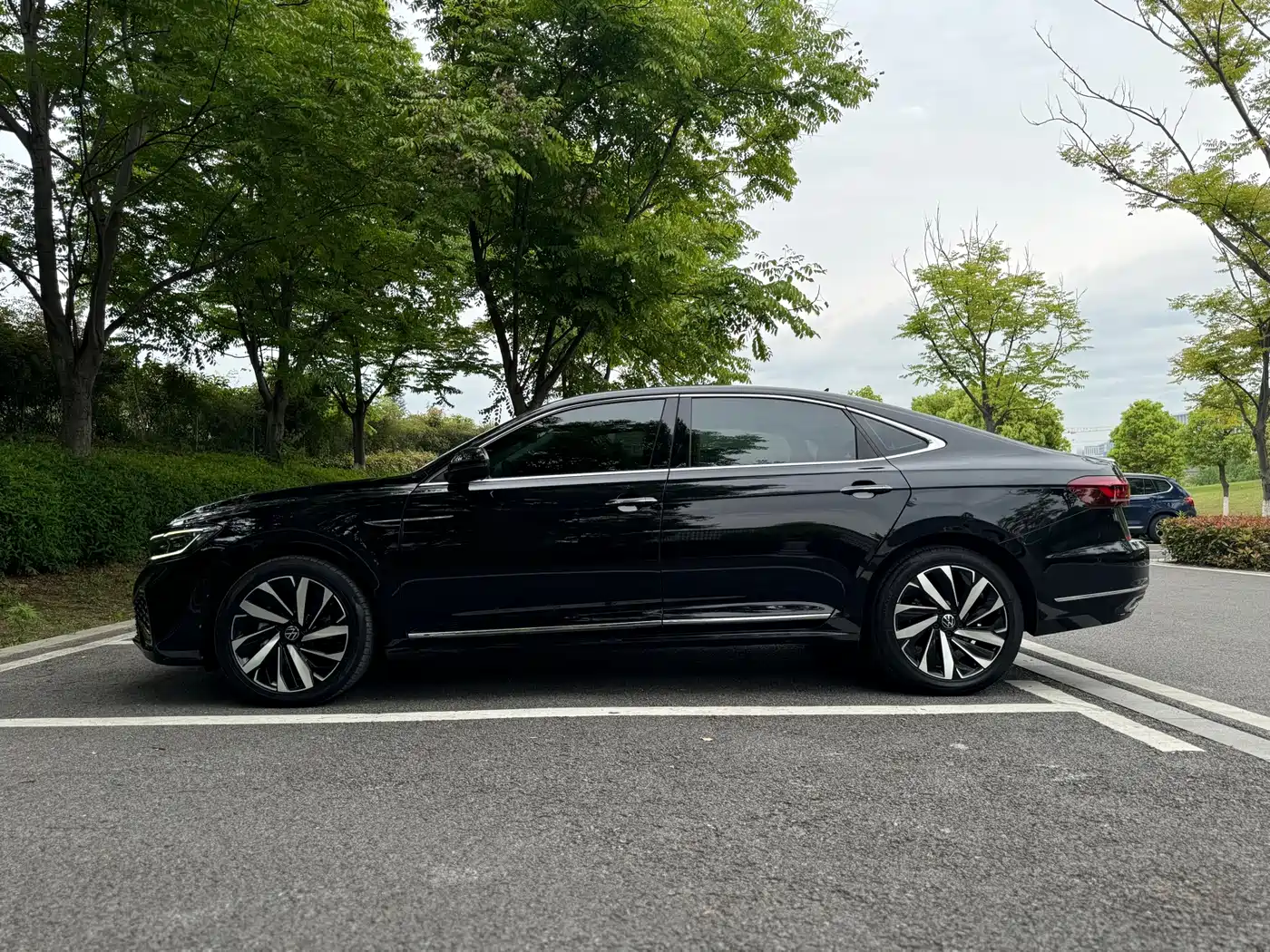 Volkswagen Passat 2022 330TSI Starlight Luxury Edition фото 26