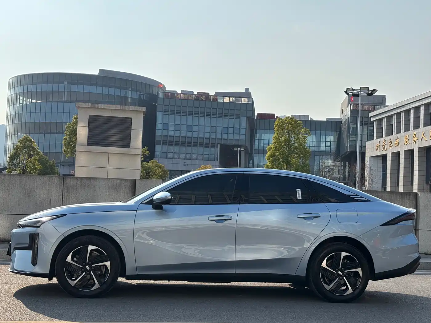 Geely Galaxy Galaxy L6 2025 EM-i 140km Starship Edition фото 4