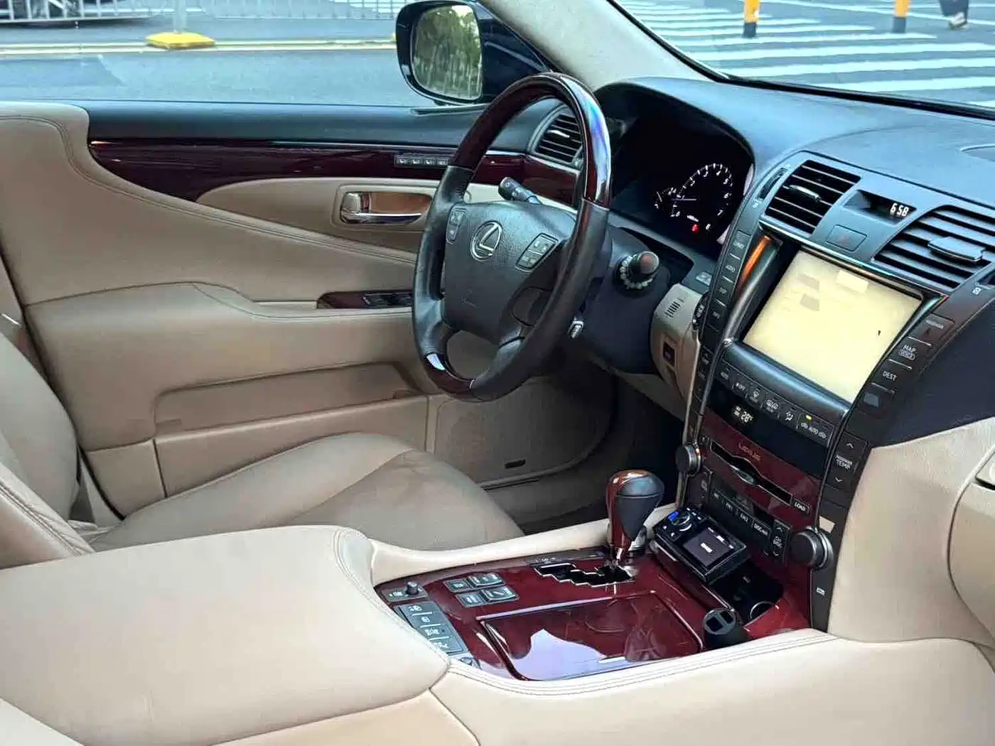 Photo 15 - Lexus LS