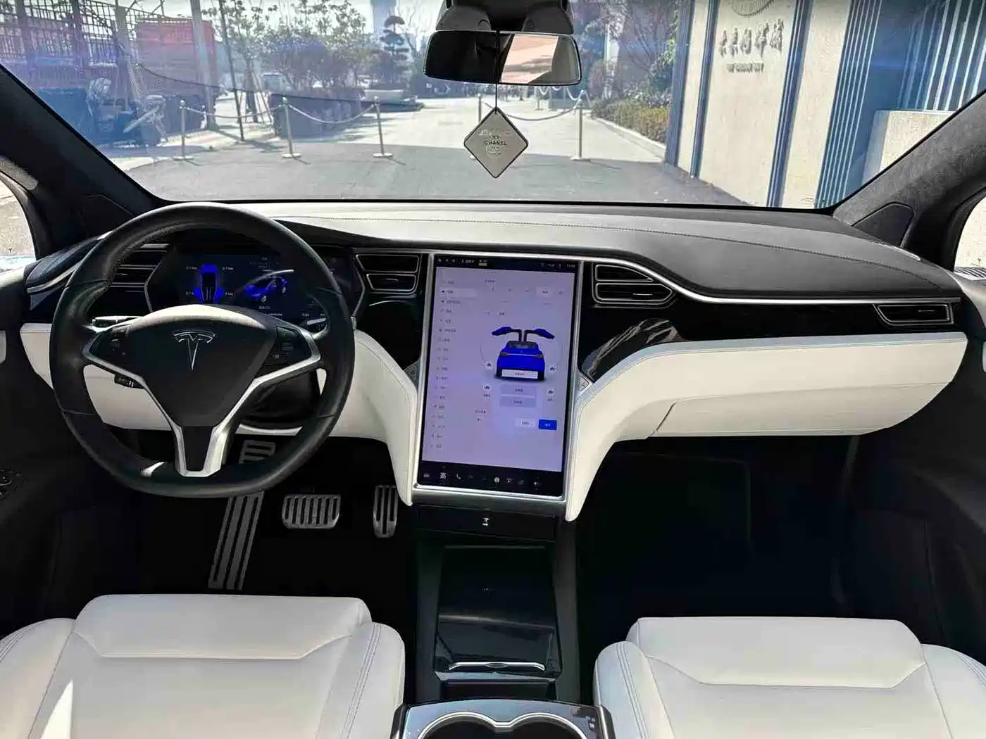 TESLA MODEL X