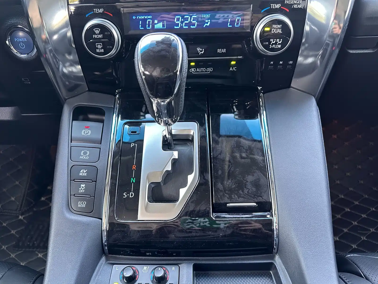 Фото 11 - Toyota Vellfire