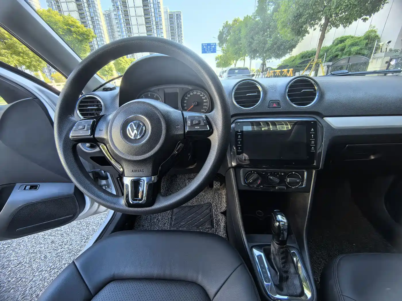 Volkswagen Jetta 2015 1.6L Automatic Luxury фото 10
