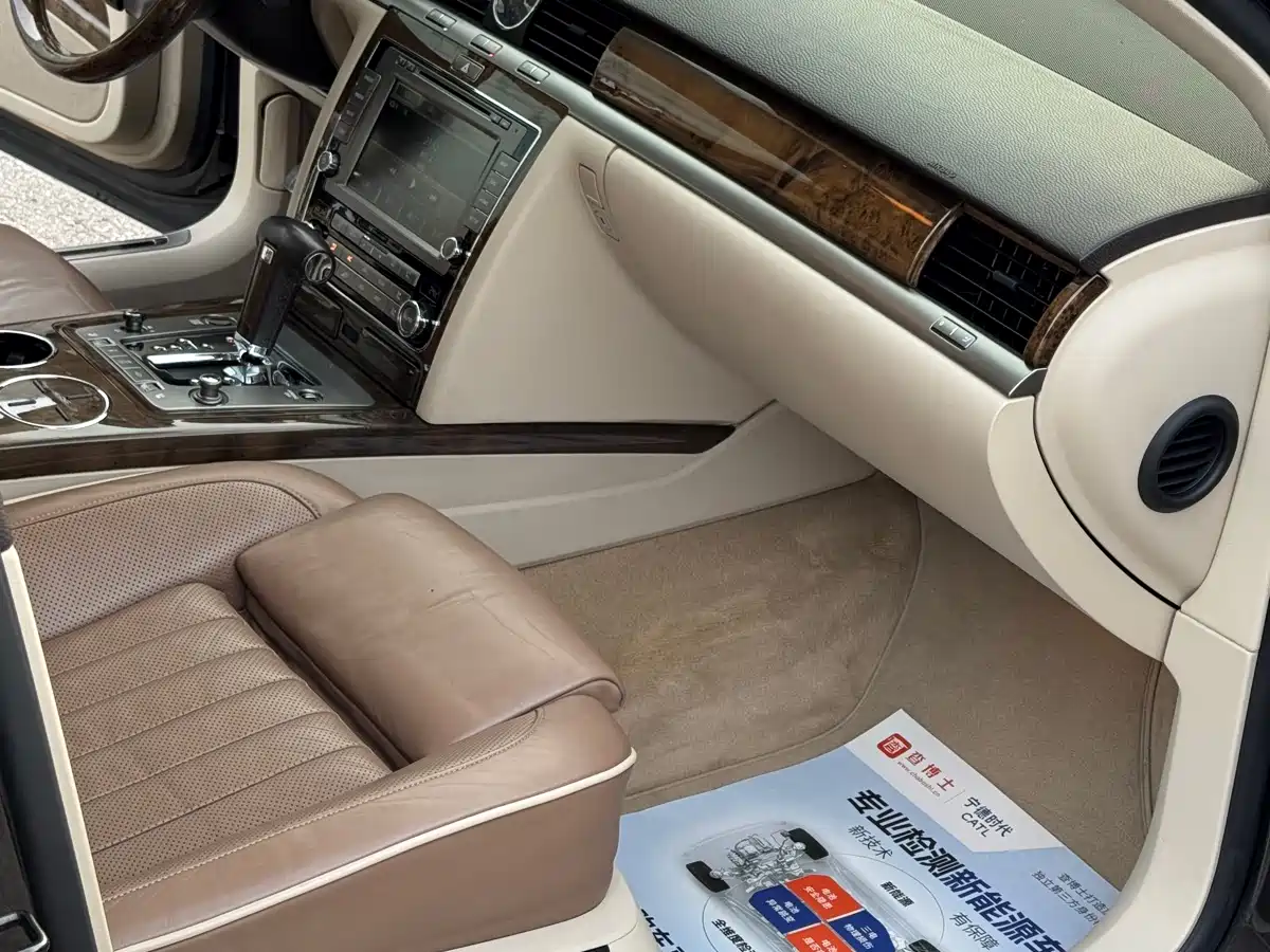 Volkswagen Phaeton 2013 4.2L Poltrona Frau Edition фото 10