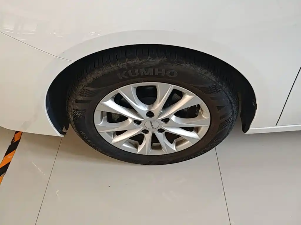 Фото 23 - Roewe i5