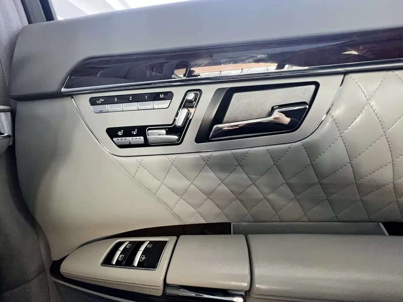 Mercedes-Benz S-Class AMG 2010 AMG S 65 фото 32