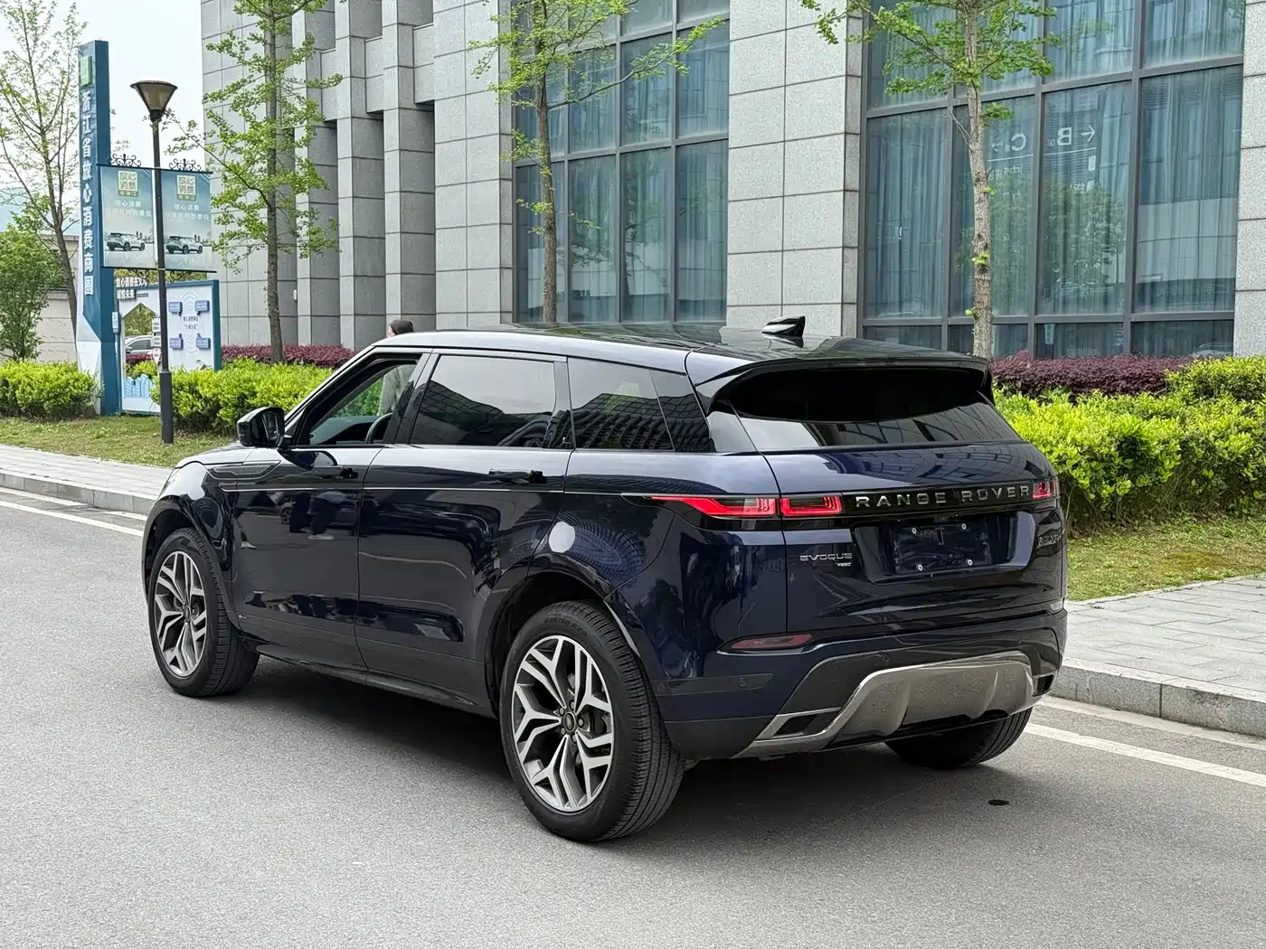 Land Rover Range Rover Evoque 2021 Range Rover Evoque L 249PS R-Dynamic SE Luxury Edition фото 5