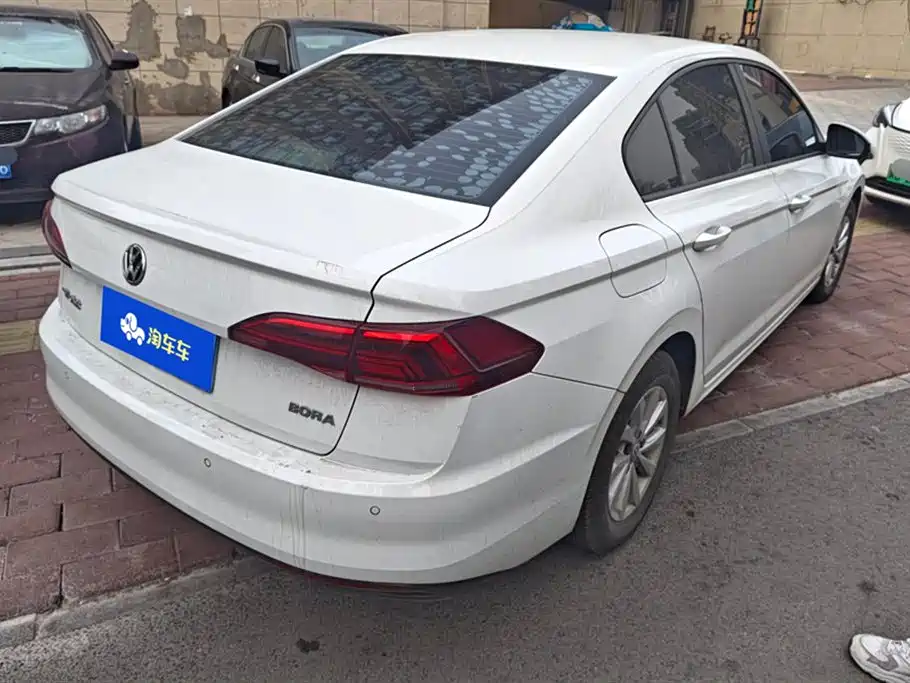 VOLKSWAGEN BORA