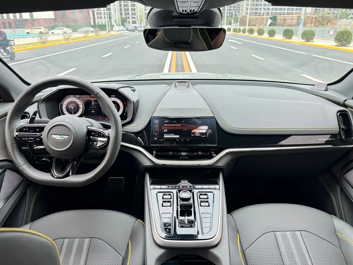 ASTON MARTIN DBX