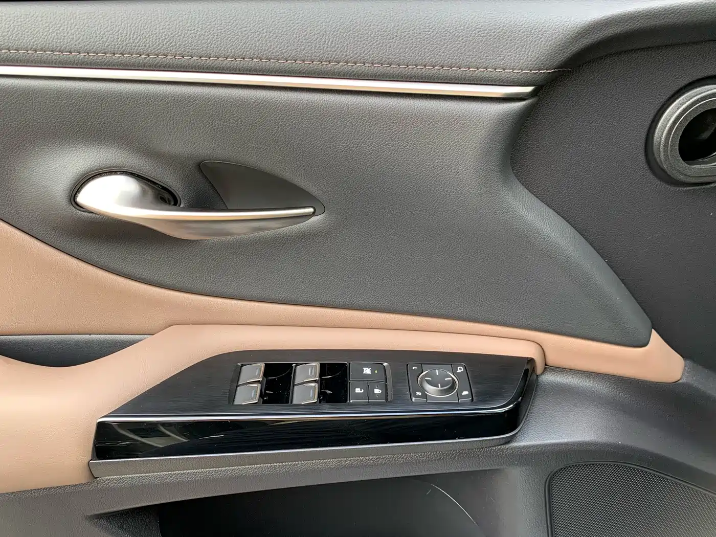 Фото 20 - Lexus ES