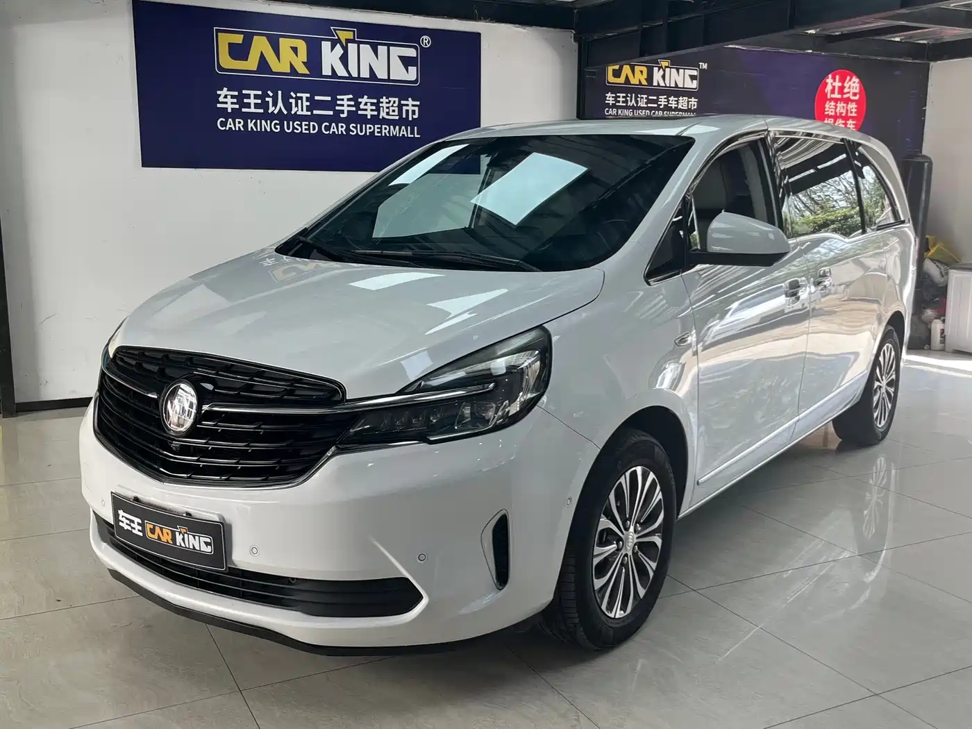 Photo 1 - Buick GL8