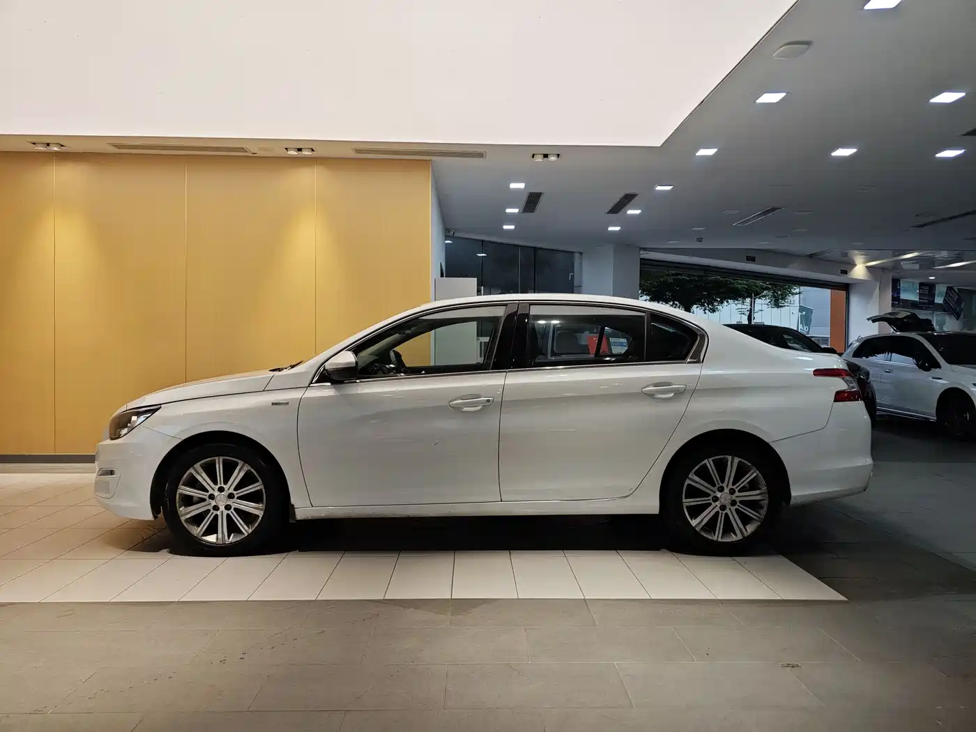 Peugeot 408 2016 1.6T Automatic Luxury Edition фото 6