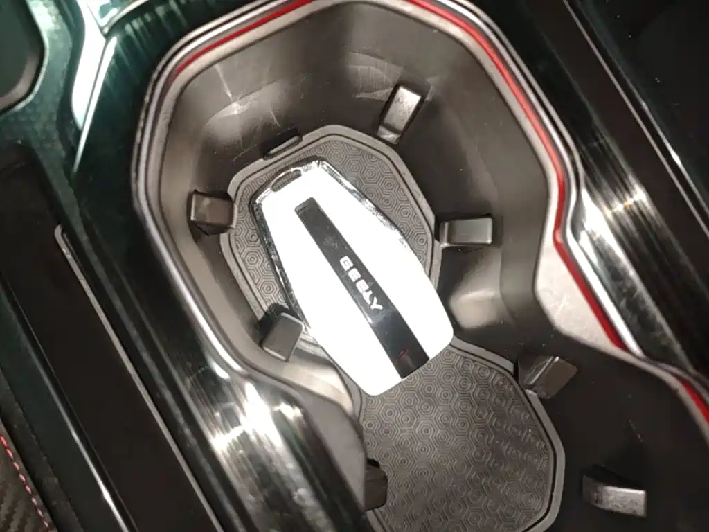 Фото 9 - Geely ICON