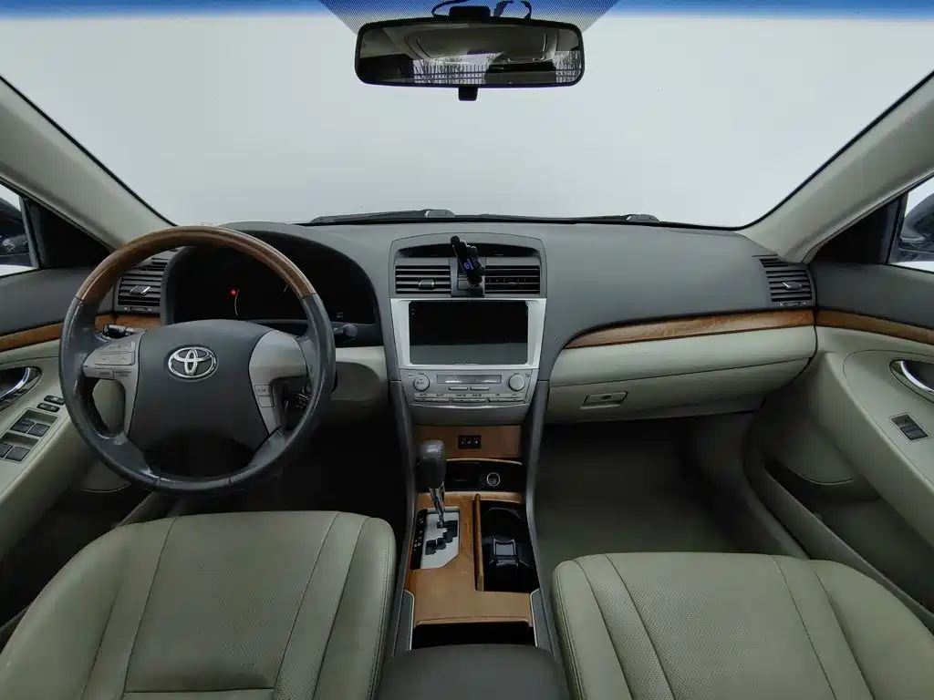 Фото 5 - Toyota Camry