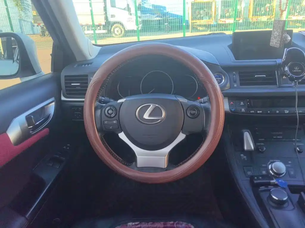 Photo 11 - Lexus CT