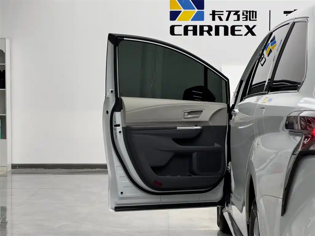 Toyota Granvia 2024 2.5L Hybrid Comfort фото 5