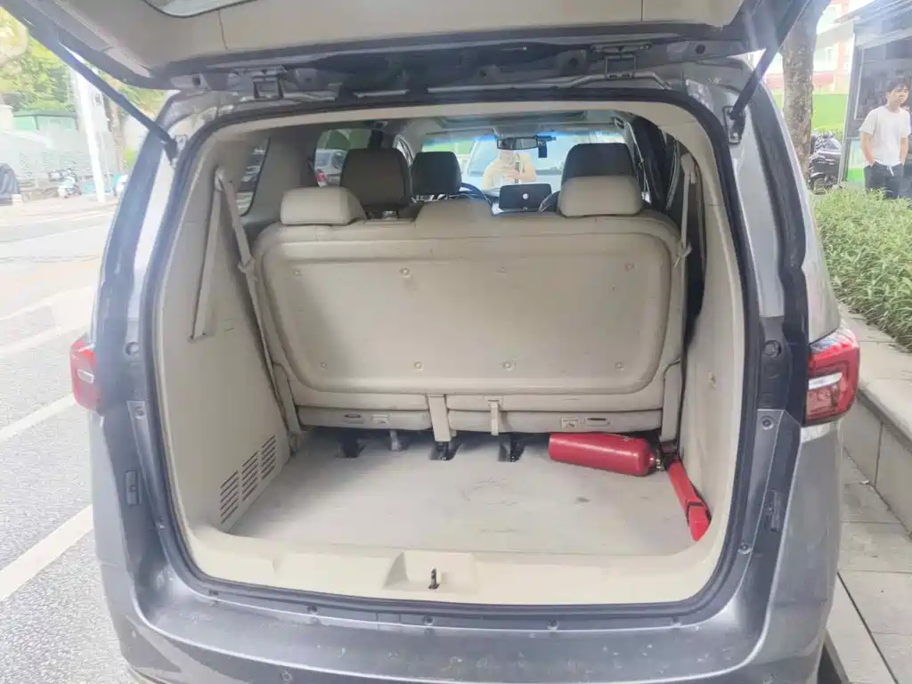 Photo 5 - Buick GL8