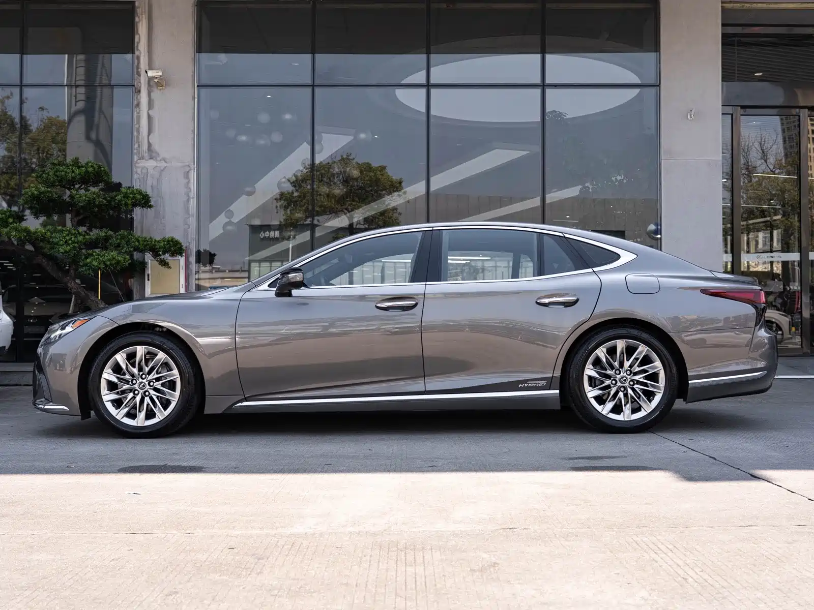 Фото 4 - Lexus LS