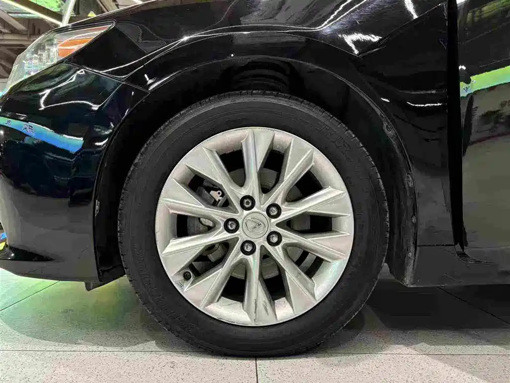 Фото 21 - Lexus ES