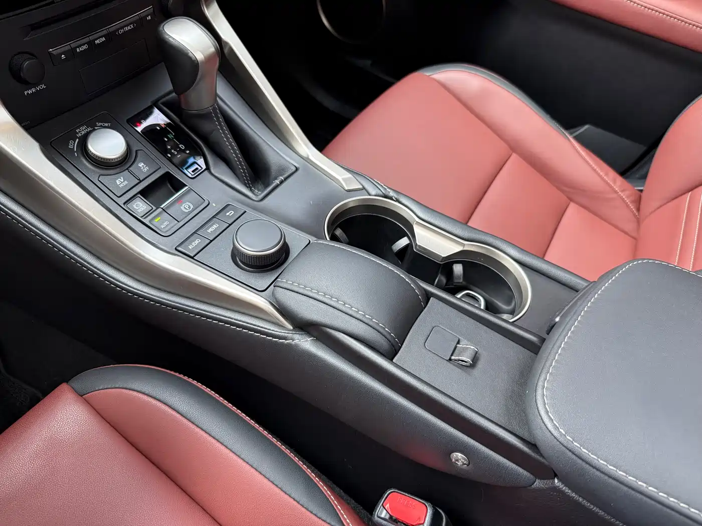 Lexus NX 2015 300h AWD F SPORT фото 23