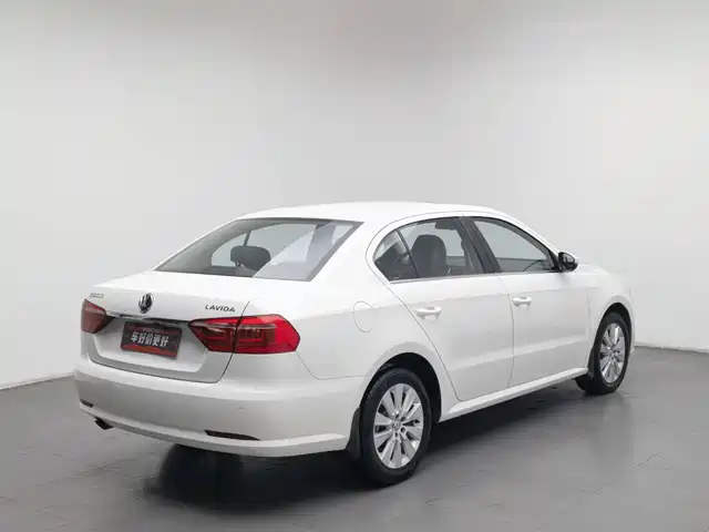Volkswagen Lavida 2013 Facelift Classic 1.6L Manual Comfort — фото 2