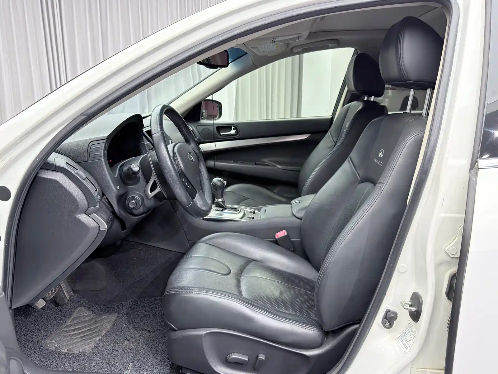 Photo 8 - Infiniti G Series