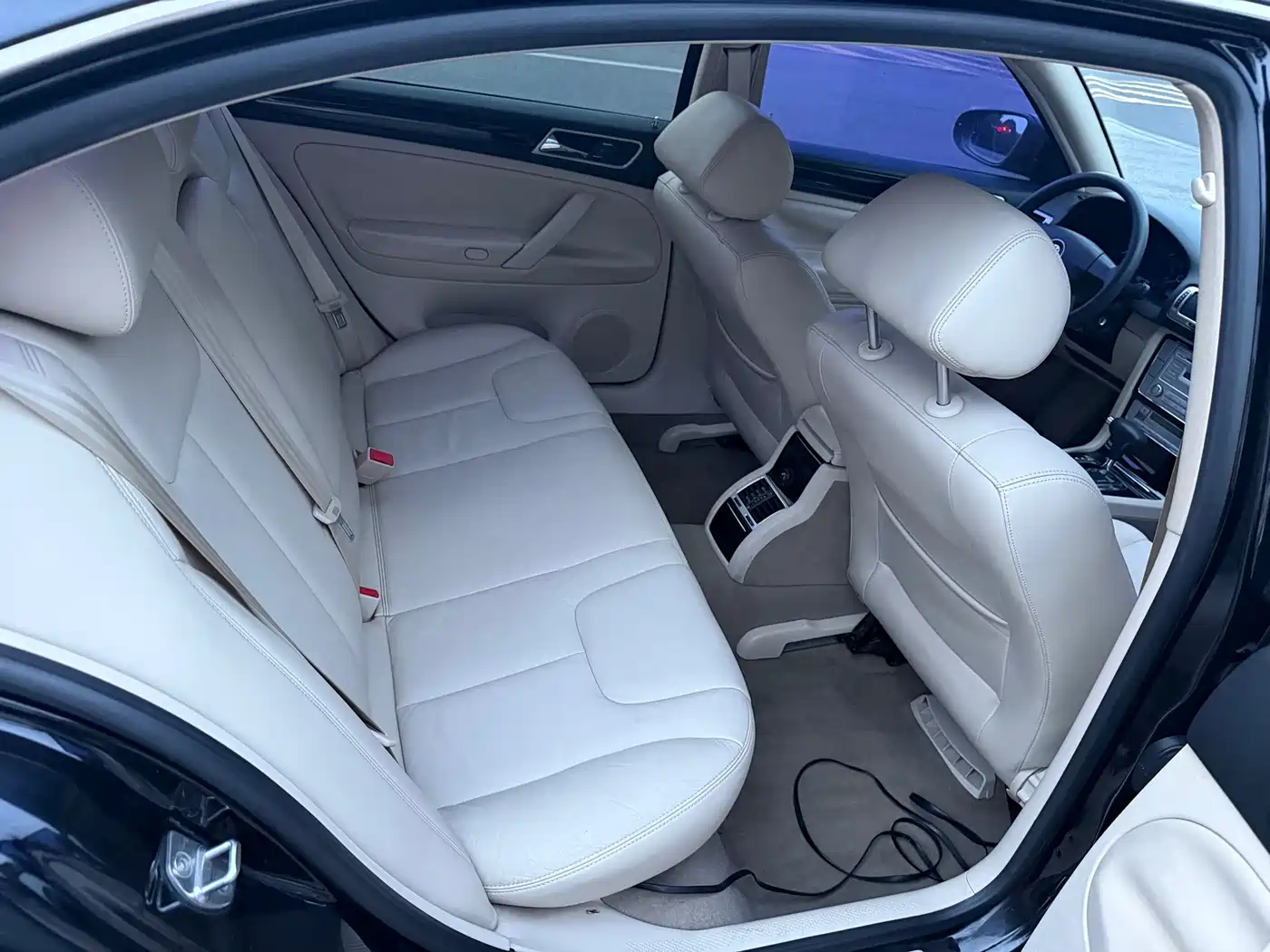 Volkswagen Passat Lingyu 2011 2009 2.0L MFI Automatic Premium