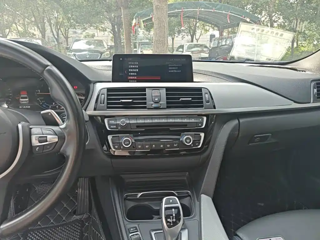 Photo 13 - BMW 3 Series