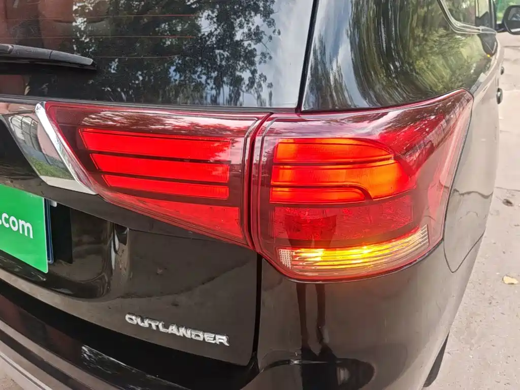 Фото 8 - Mitsubishi Outlander