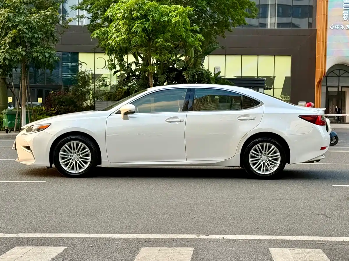 Photo 7 - Lexus ES