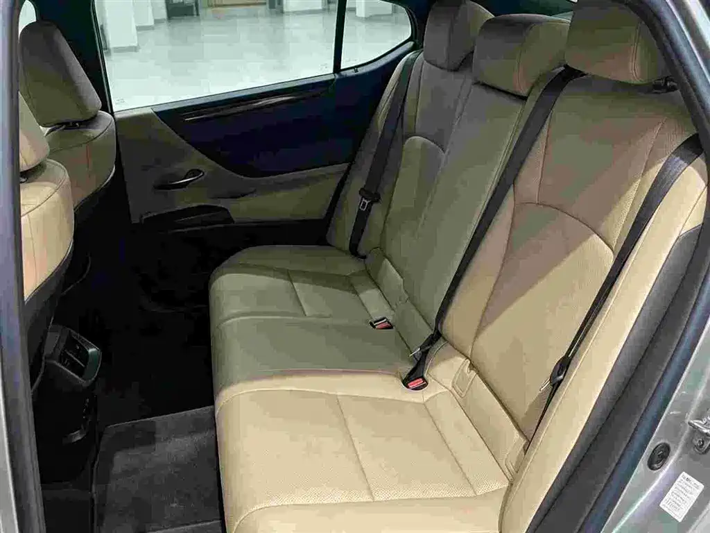 Photo 7 - Lexus ES