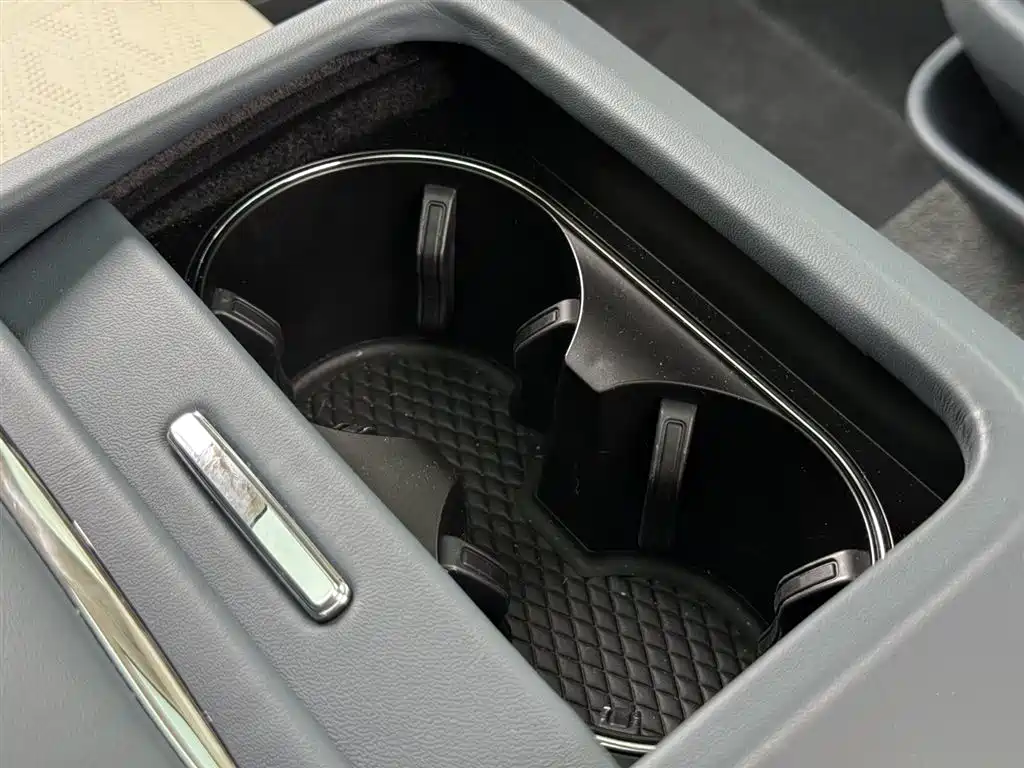 Bentley Flying Spur Plug-in Hybrid 2025 Model Year 4.0T V8 Mulliner фото 35